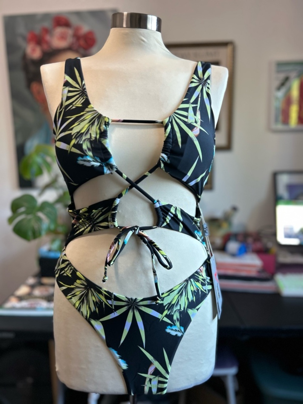 Yira colorful, patterned women's one-piece swimsuit with cutout details si3 Med